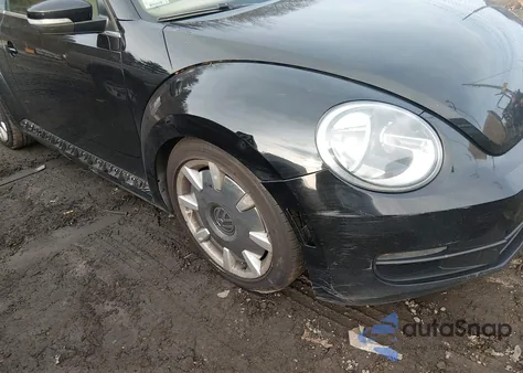 2014 Volkswagen Beetle 2.5L z USA, uszkodzony, nr VIN 3VW5P7ATXEM801927